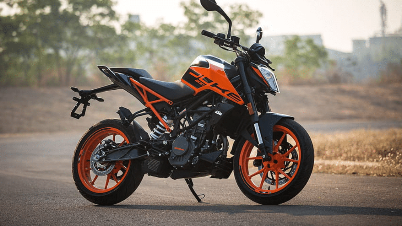 KTM 200 Duke: The KTM 200 Duke has a 200cc engine capable to produce a mileage of 34 kmpl. KTM 200 duke can generate a power of 24.67 bhp and a torque of 19.3Nm. The bike costs Rs.1.96 lakhs in the Indian market.
