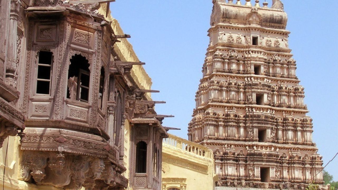 Mahabubnagar - Historic Treasures Amid Nature's Bounty:  Located just 120 kilometers from Hyderabad, Mahabubnagar is a treasure trove of historical marvels amidst breathtaking natural beauty. Explore the magnificent Golconda Fort, a reminder of Hyderabad's royal past, or wander through the enchanting ruins of the nearby Kollapur Palace. For nature enthusiasts, the Koilkonda Fort and Mallela Theertham Waterfalls provide a serene retreat amid lush greenery. This weekend getaway perfectly blend history, nature, and tranquility.