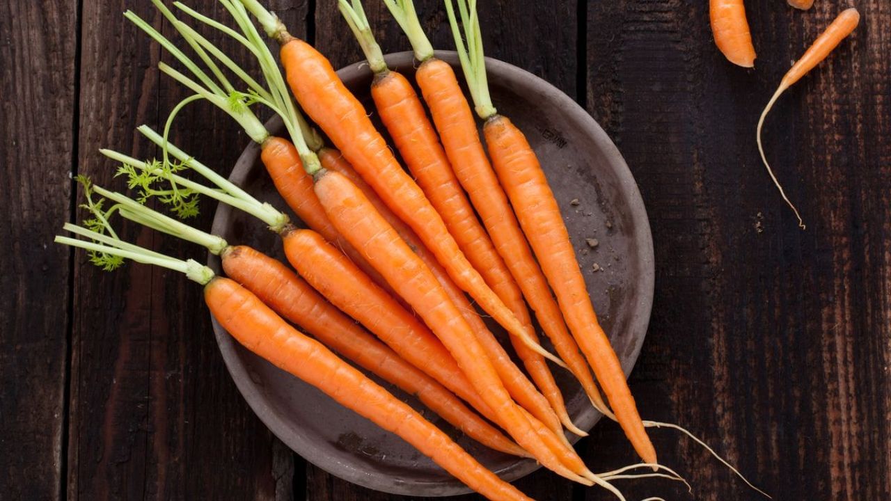 1. Carrots: Carrots contain beta-carotene, which is really great for your skin, so just wash and peel the carrot and cut it into small pieces so that it is easy to blend.