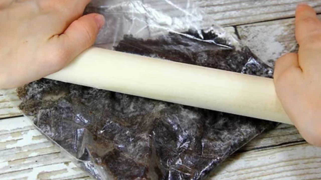 1. Crush the Oreos: So the first step is to take 12 Oreo cookies, remove the cream filling from them, and crush them with a rolling pin. You can also grind them.