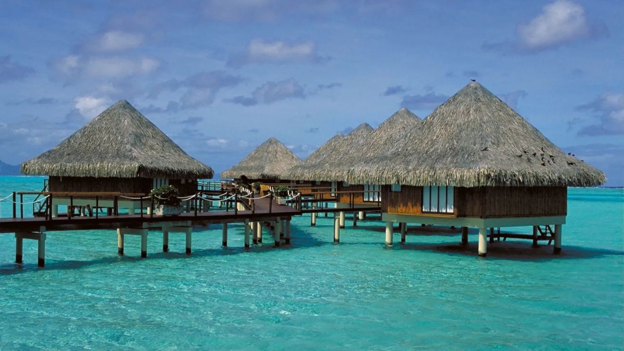 Bora Bora, French Polynesia: This tropical paradise is known for its turquoise waters and vibrant marine life, making it a dream destination for snorkelers and divers. The luxury resorts offer overwater bungalows that provide stunning views of the lagoon and Mount Otemanu. Whether you’re exploring the coral gardens or relaxing on the white sandy beaches, Bora Bora offers a unique island experience.
