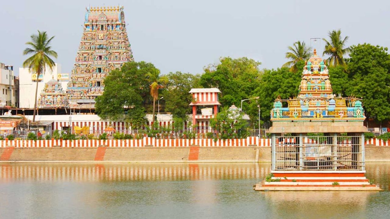 Kapaleeswarar Temple: One of the most well-known Shiva temples in Chennai, dedicated to Arulmigu Kapleeshwar, a form of Lord Shiva, and Goddess Karpagambal, an appearance of Parvati. The magnificent architecture features stone and wood carvings, painted pillars, and Gopurams at the doorways.