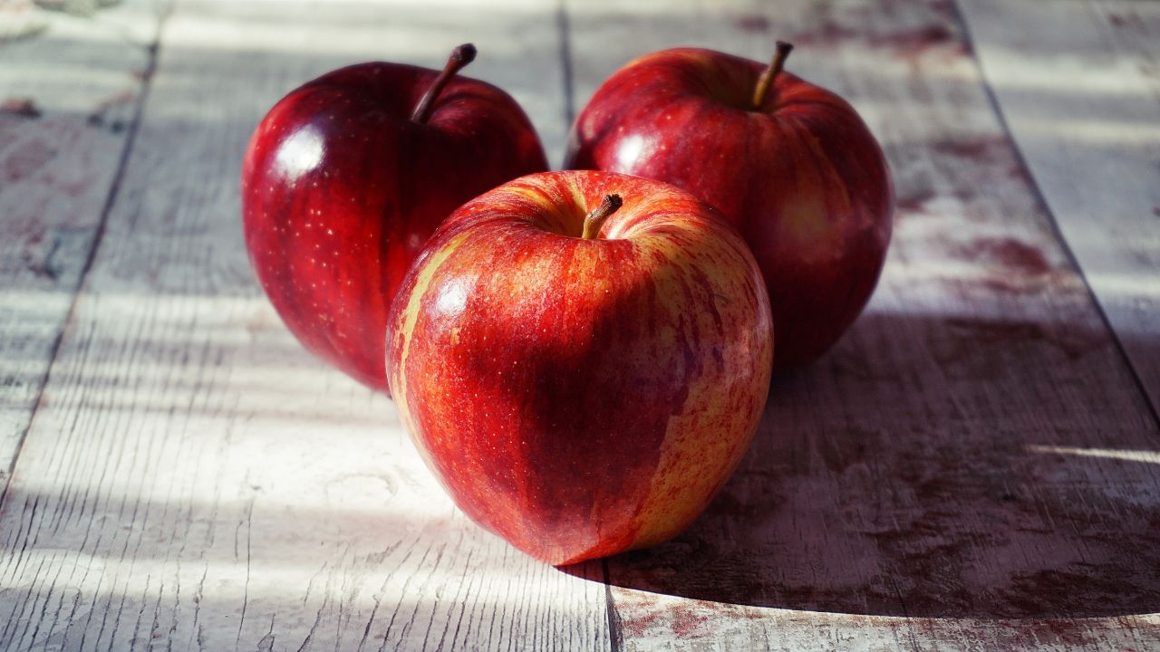 Apples are a good fruit option for diabetics due to their high fiber content, particularly in the skin. This fiber helps regulate blood sugar levels and keeps you feeling full. Choose whole apples over apple juice or applesauce, as these processed forms may have added sugars.
