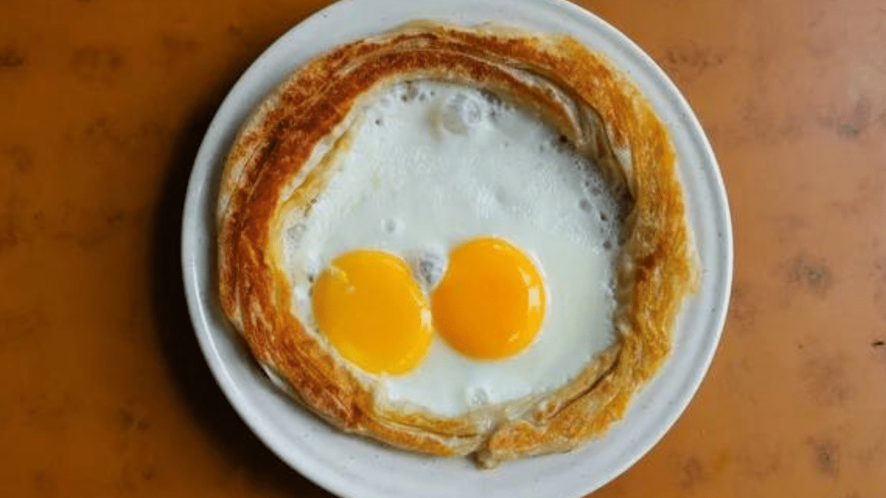 Egg Paratha: A delicious blend of Paratha and Egg, the Egg Paratha is very popular among the foodies. Egg yolk is spread over the paratha and garnished with onion and tomatoes.(Picture credit:Deposit photos).

