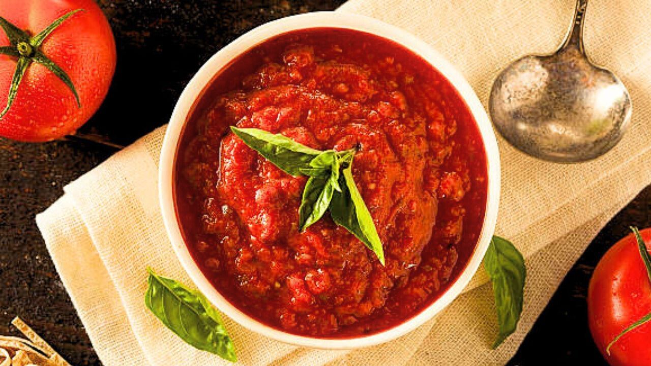 Marinara Sauce: Pasta meals usually ask for this traditional Italian tomato sauce. Tomatoes, garlic, onions and a mixture of herbs including basil and oregano are used to make it. The simple yet flavourful taste of marinara sauce is widely recognised. (Pic credit: iStock)