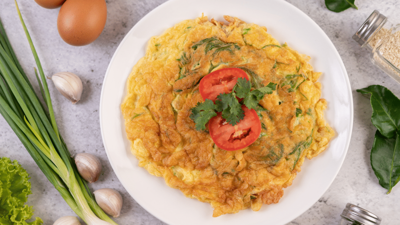 Omellete: A delicious breakfast option, Omellete is made up of eggs by frying them on a pan with the help of oil or butter in a frying pan.(Picture credit:Freepik).