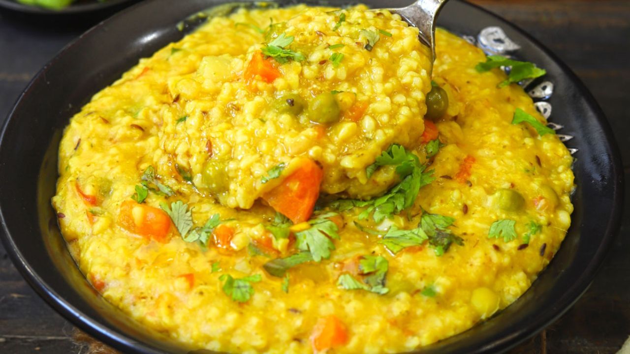 Step 1 Prepare the Ingredients: So the first step is to prepare and gather all the ingredients that you will need to make this vegetable khichdi from Atta, which is healthy and fulfilling as well.