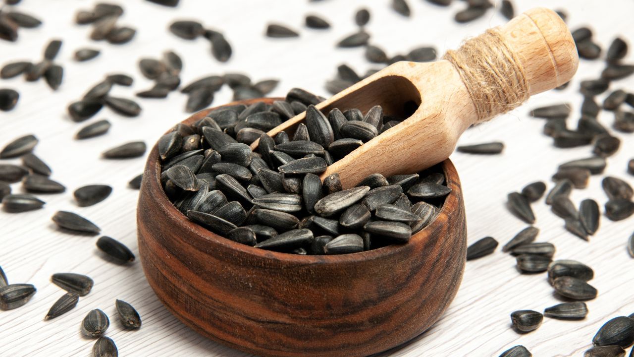 Sunflower seeds are rich in vitamin E, known for its potent antioxidant properties. This nutrient helps protect hair from free radical damage and promotes a healthy scalp. Additionally, sunflower seeds contain essential minerals like zinc and selenium, which support the health of hair follicles and prevent hair loss.
