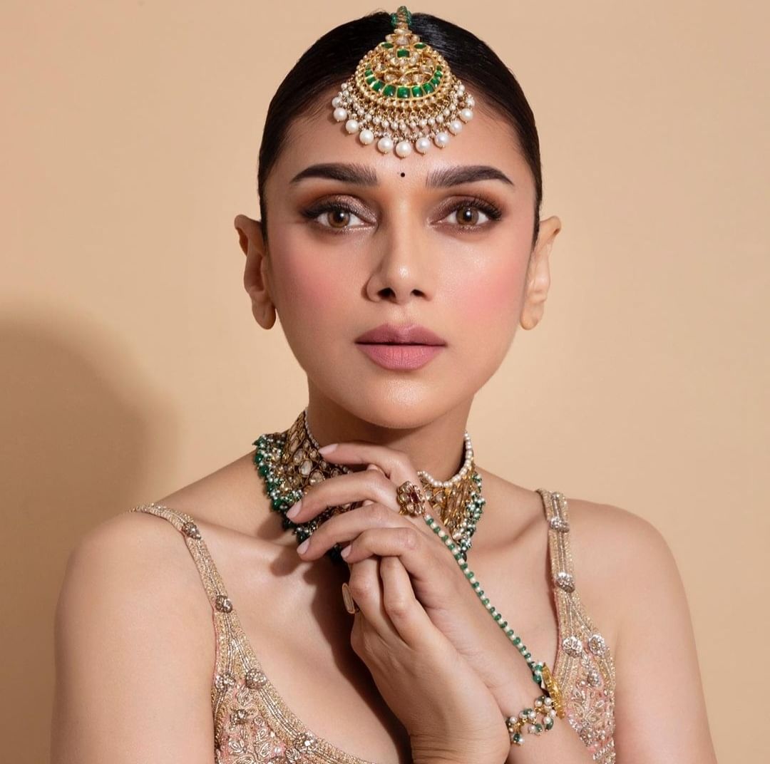 aditi-rai-hydari-to-alia-bhatt-bollywood-babes-acing-the-maang-tikka-looks-6