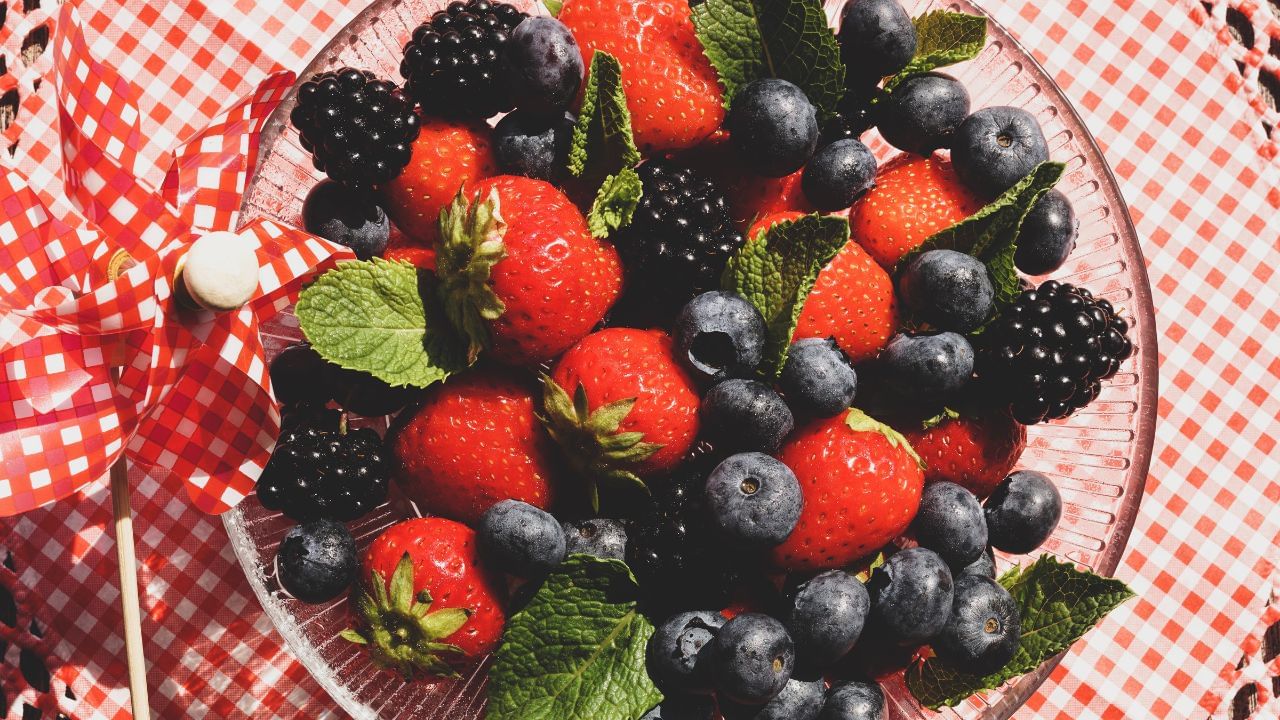 Berries such as strawberries, blueberries, and raspberries are excellent choices for diabetics. They are low in sugar and packed with antioxidants, vitamins, and fiber. The fiber in berries helps stabilize blood sugar levels by slowing down the absorption of sugars in the bloodstream.
