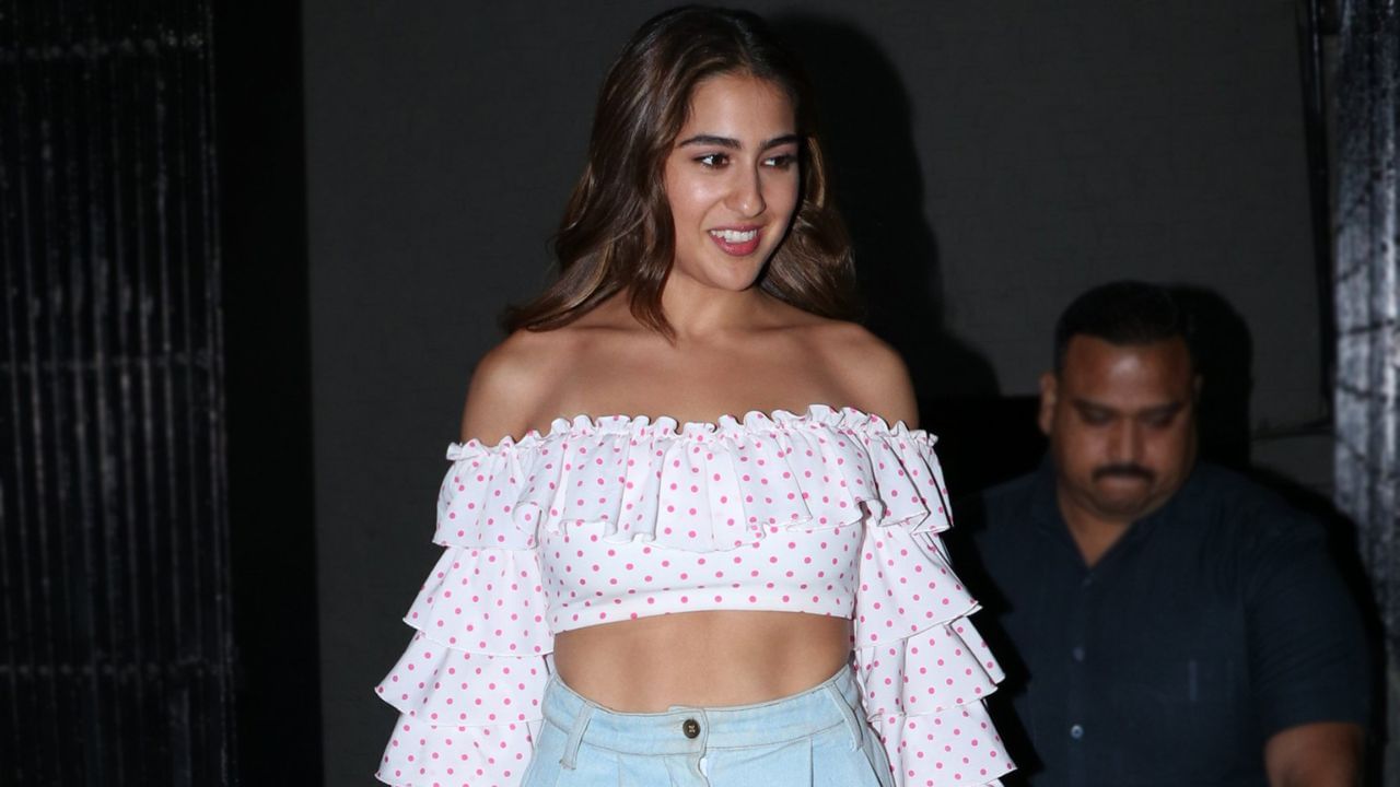 Crop Top and Denim: Sara was often seen in a simple yet stylish look consisting of a crop top paired with denim jeans or shorts. She often paired this with comfortable sneakers and creating a casual and trendy street style. (Pic Credit: Google)