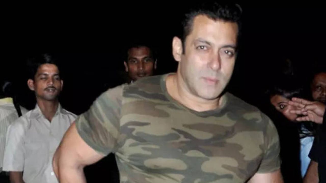 Tight-Fitting T-Shirts And Jeans: Salman Khan popularized the trend of wearing snug-fitting T-shirts and jeans showcasing his muscular physique. This style became a signature look for him and continues to be emulated by many of his fans. (Pic Credit: Google)